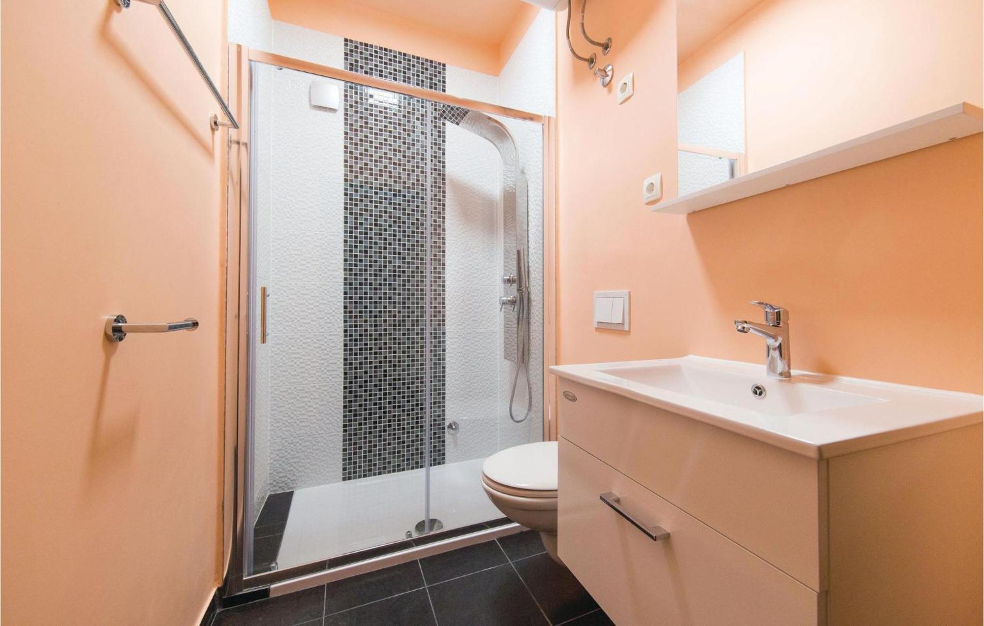 Amazing Apartment In Kastel Stafilic With Jacuzzi Kaštela Exterior foto