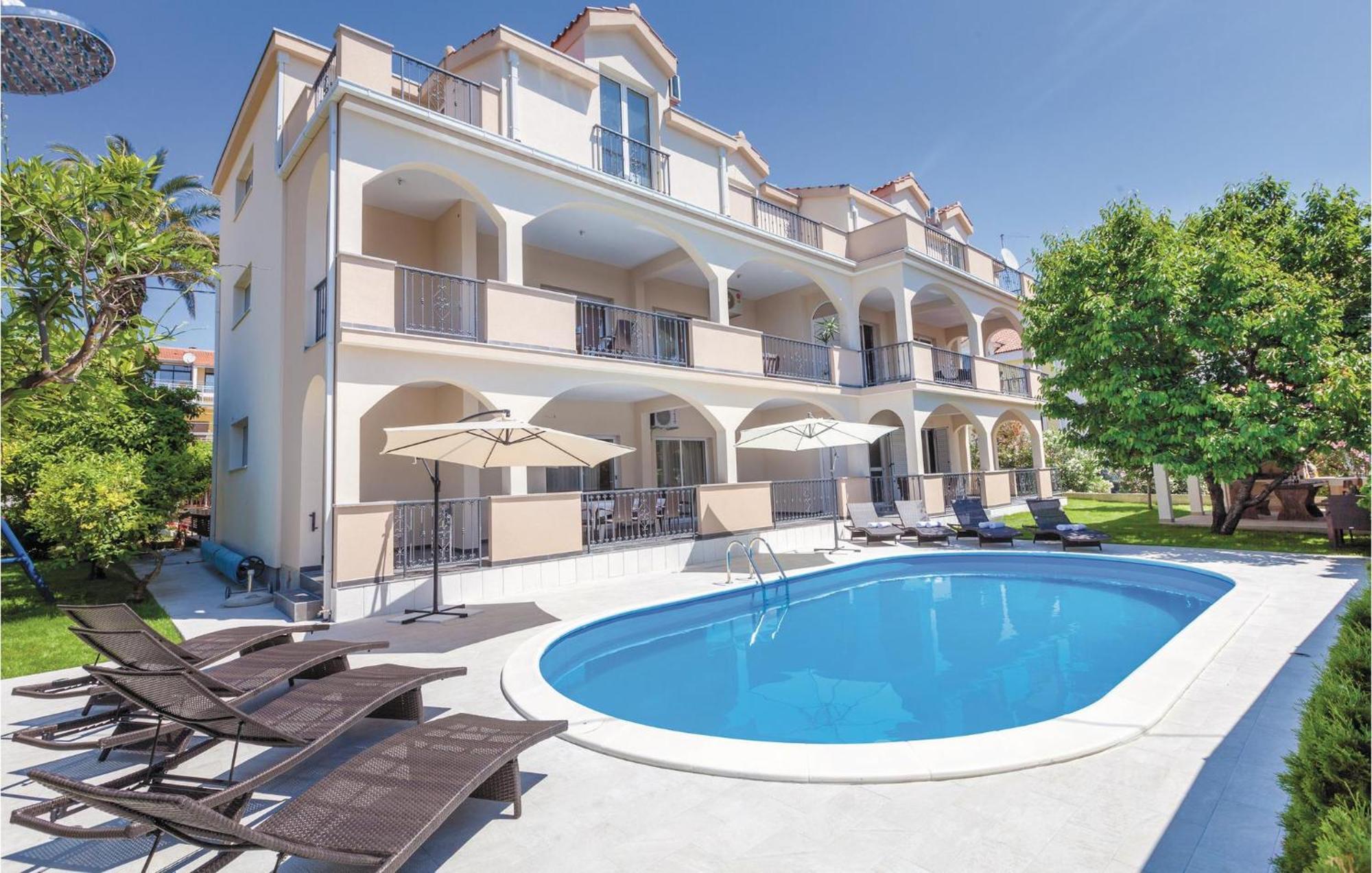 Amazing Apartment In Kastel Stafilic With Jacuzzi Kaštela Exterior foto