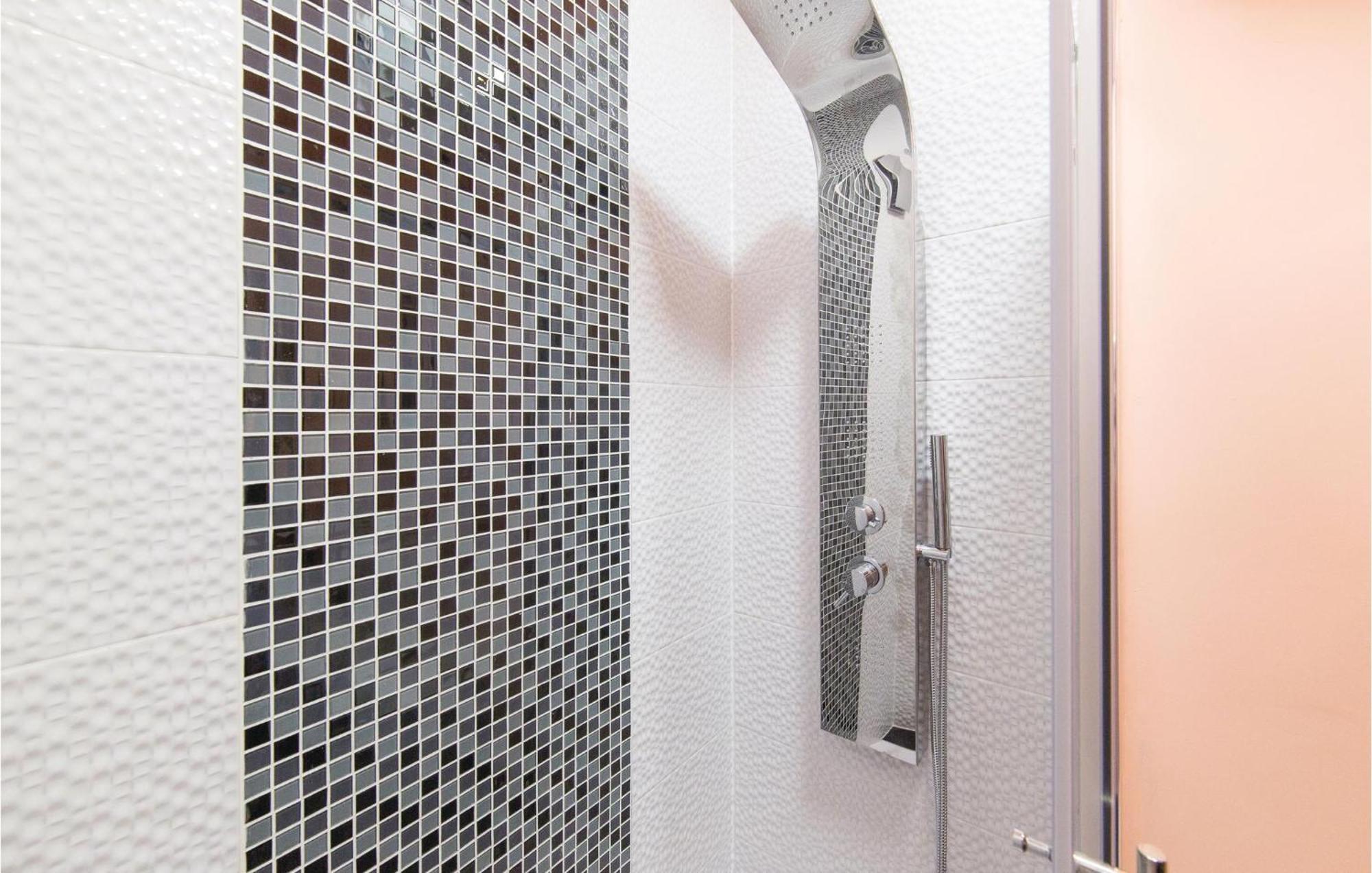 Amazing Apartment In Kastel Stafilic With Jacuzzi Kaštela Exterior foto