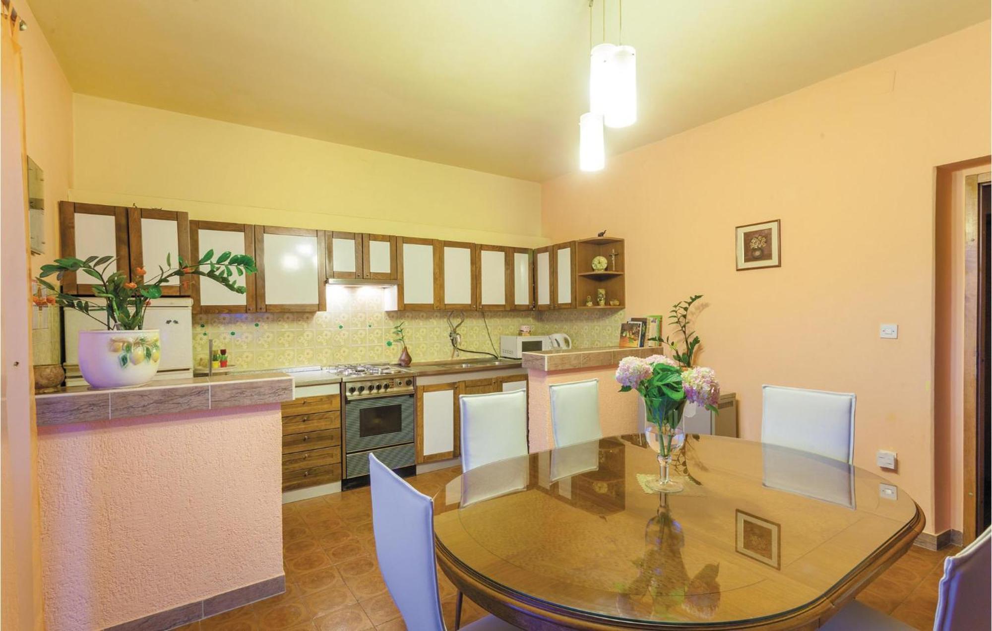 Amazing Apartment In Kastel Stafilic With Jacuzzi Kaštela Exterior foto