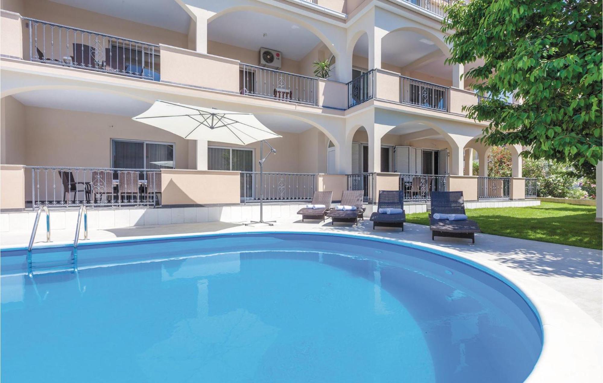 Amazing Apartment In Kastel Stafilic With Jacuzzi Kaštela Exterior foto