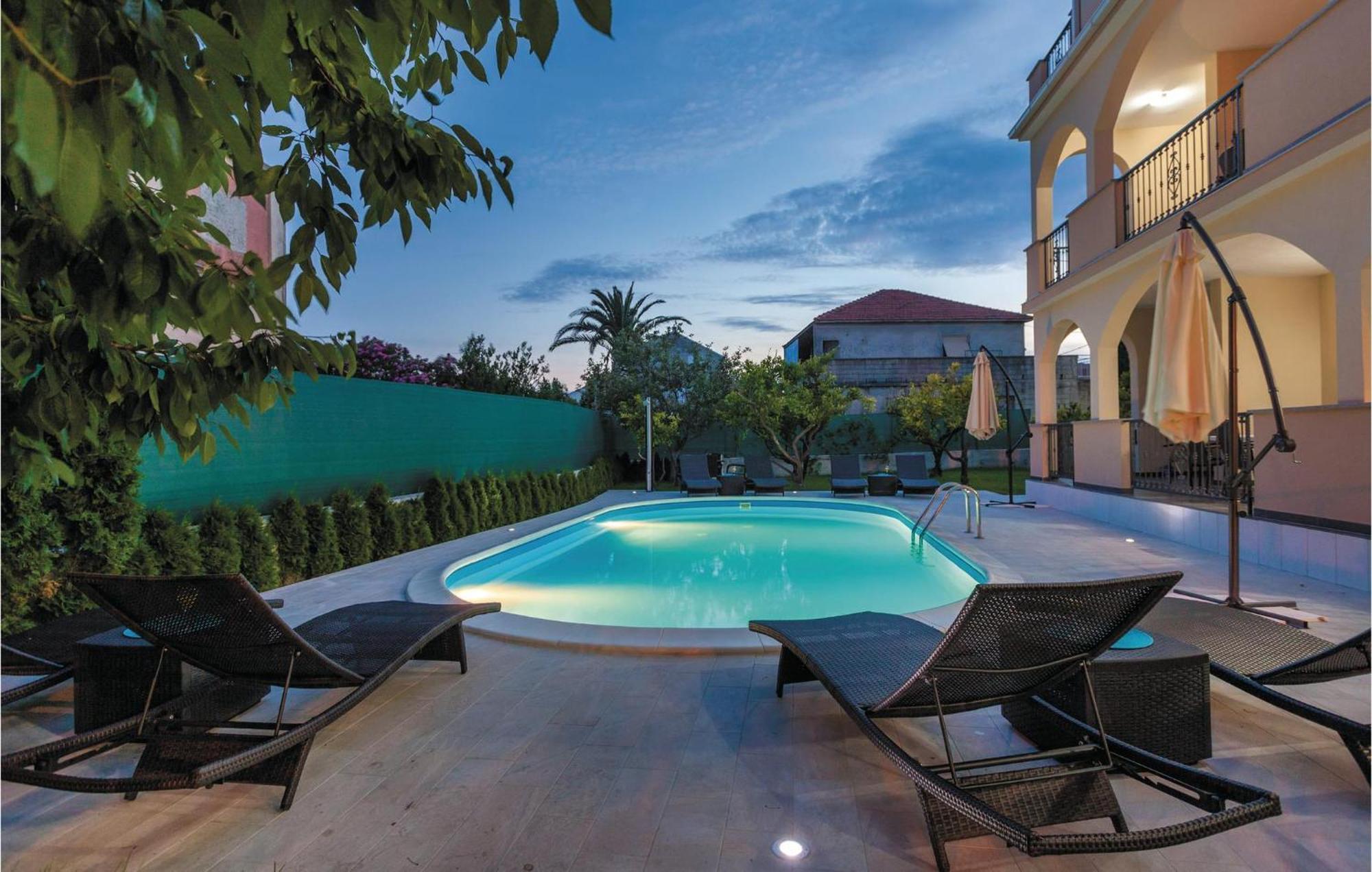 Amazing Apartment In Kastel Stafilic With Jacuzzi Kaštela Exterior foto