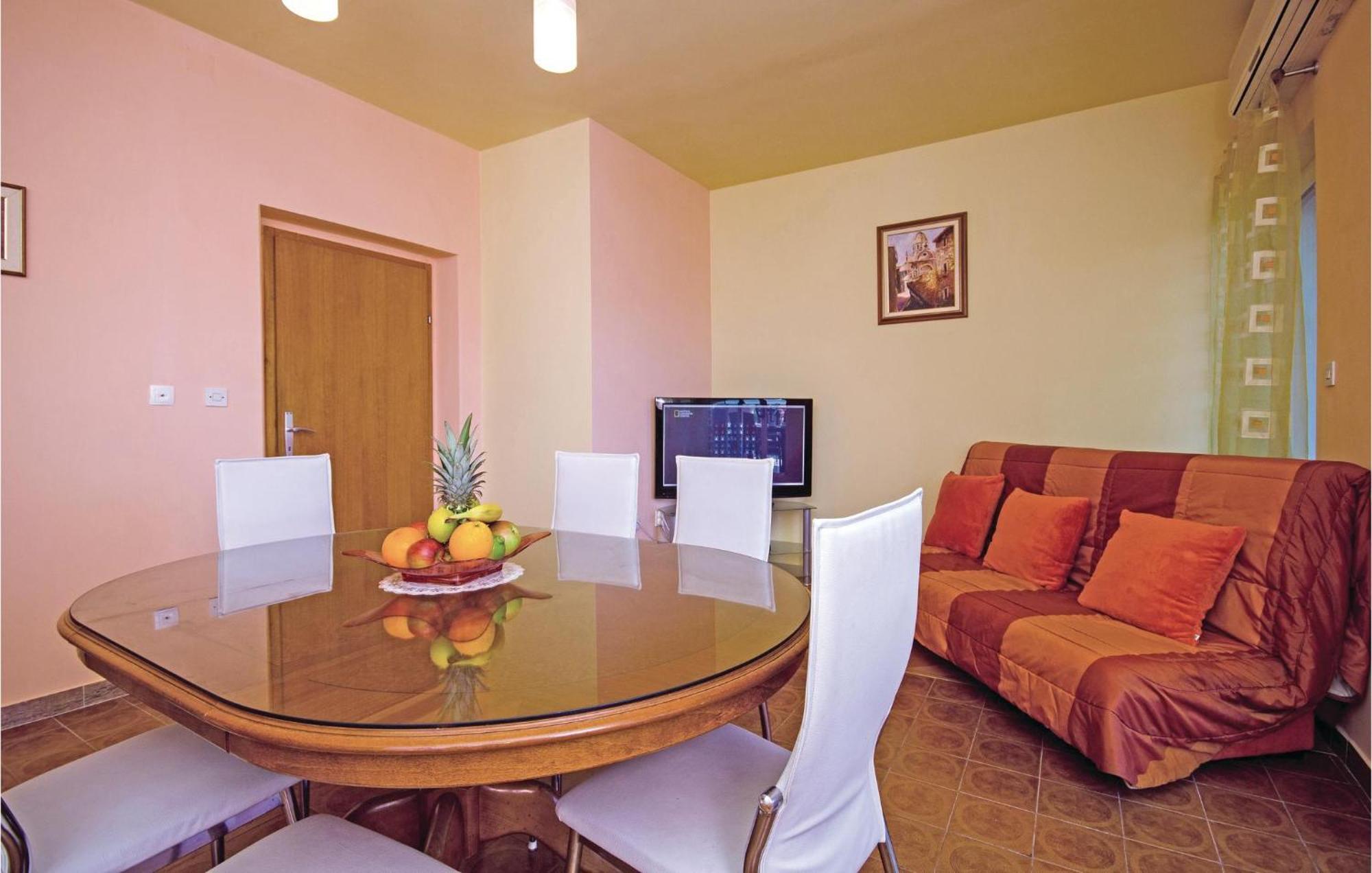 Amazing Apartment In Kastel Stafilic With Jacuzzi Kaštela Exterior foto