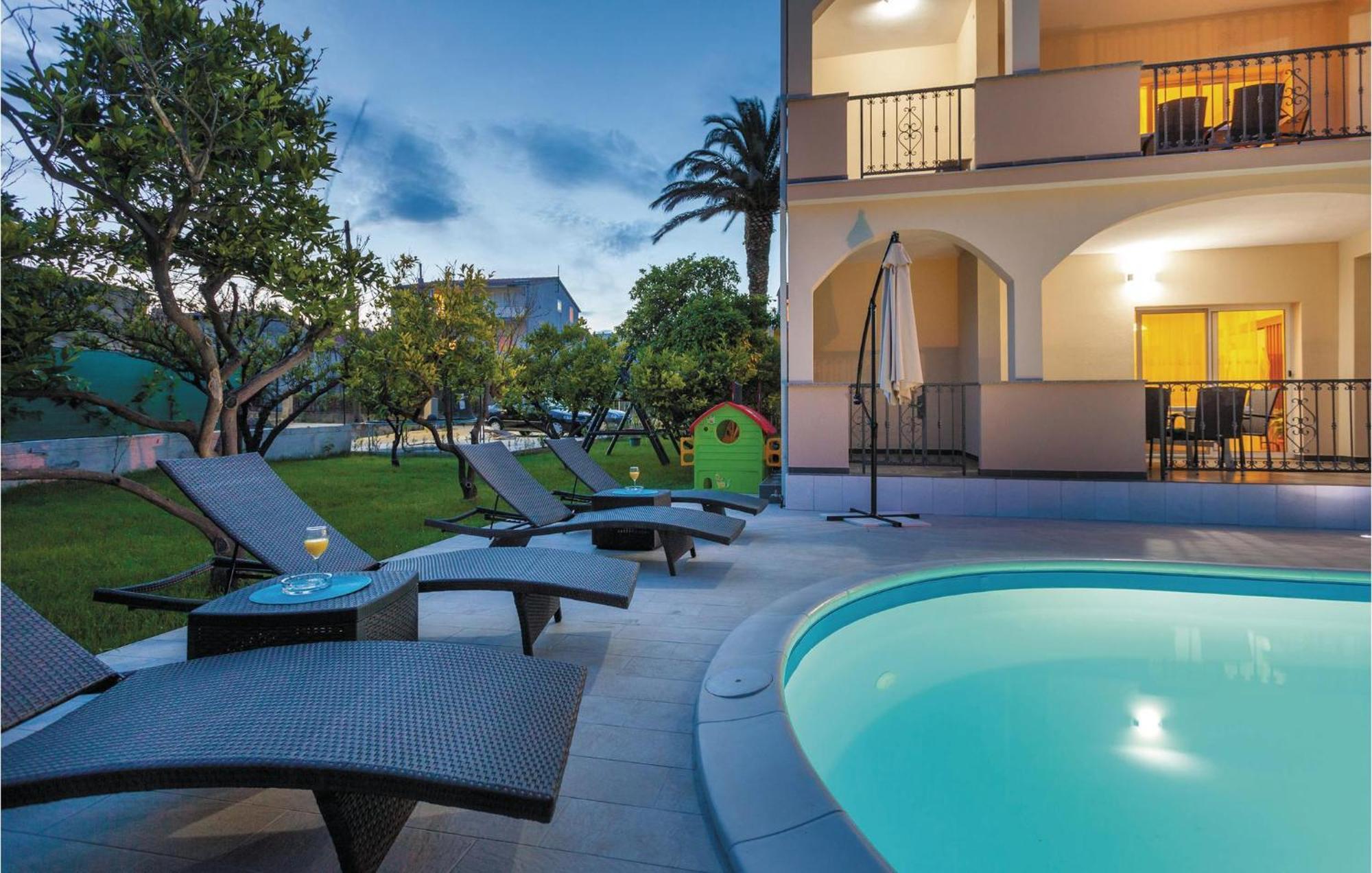 Amazing Apartment In Kastel Stafilic With Jacuzzi Kaštela Exterior foto