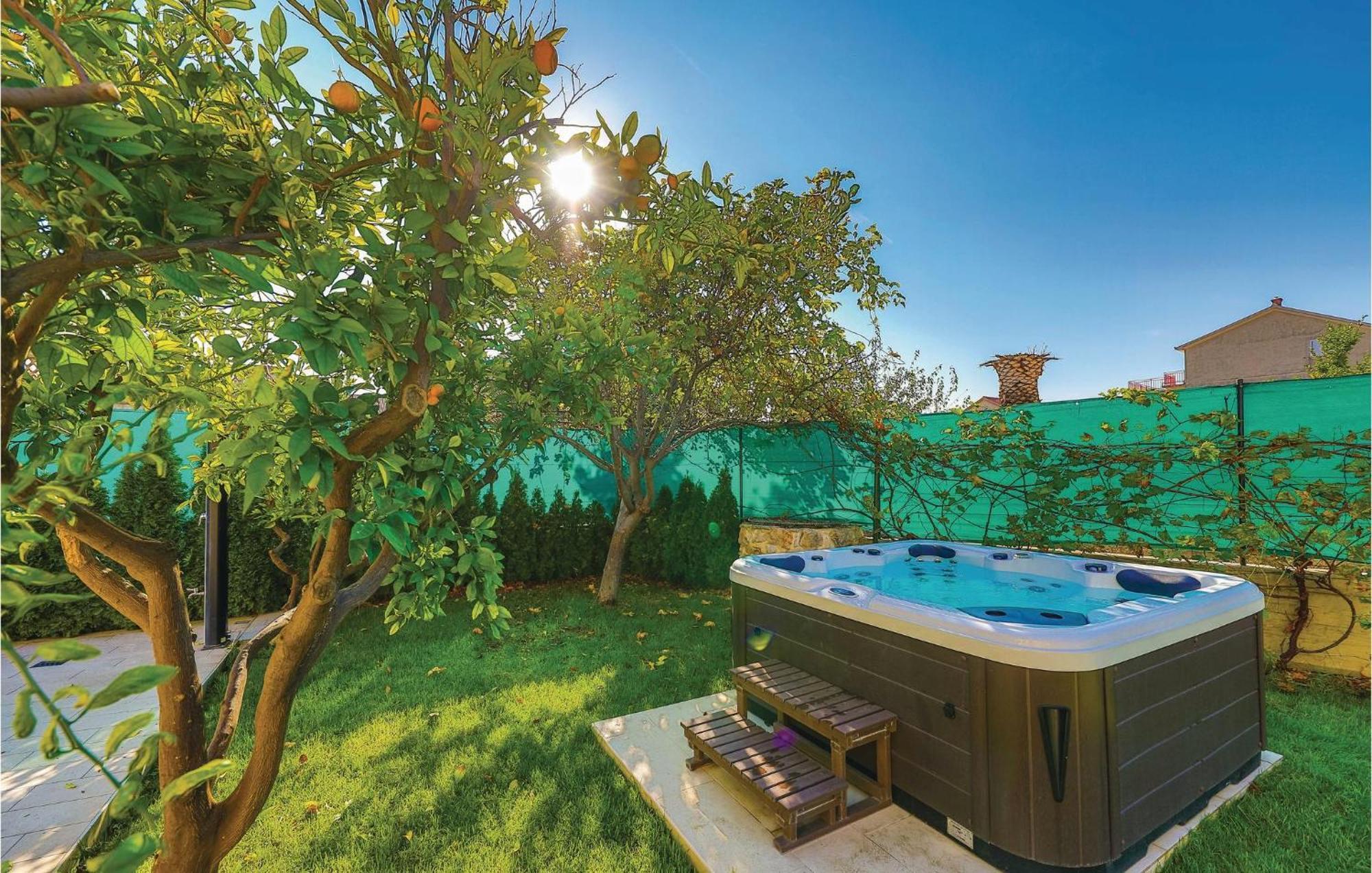 Amazing Apartment In Kastel Stafilic With Jacuzzi Kaštela Exterior foto