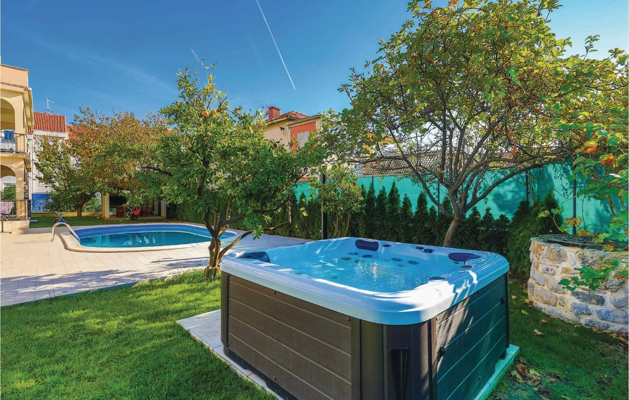 Amazing Apartment In Kastel Stafilic With Jacuzzi Kaštela Exterior foto