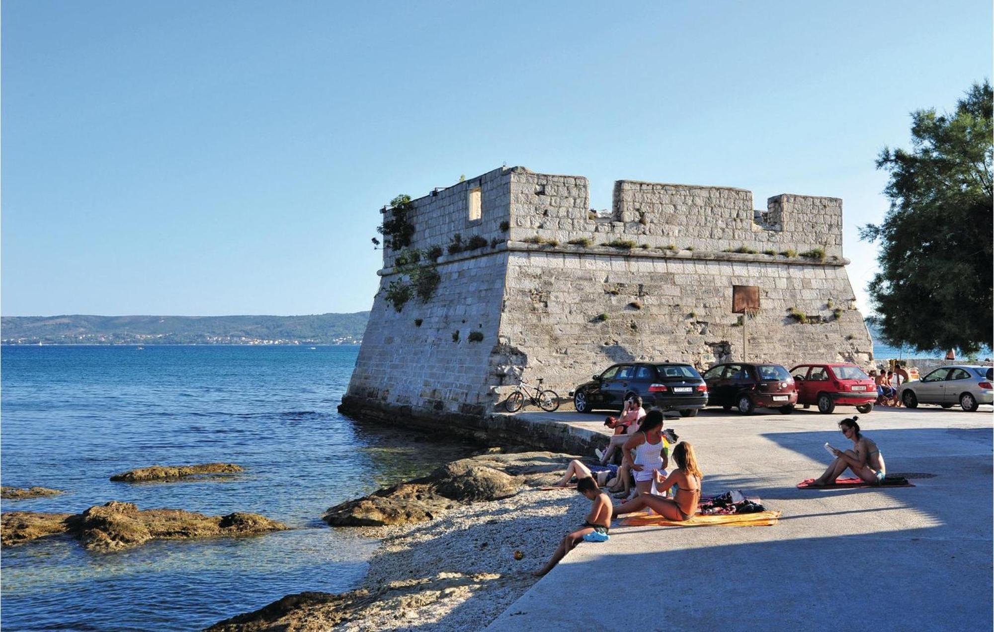 Amazing Apartment In Kastel Stafilic With Jacuzzi Kaštela Exterior foto